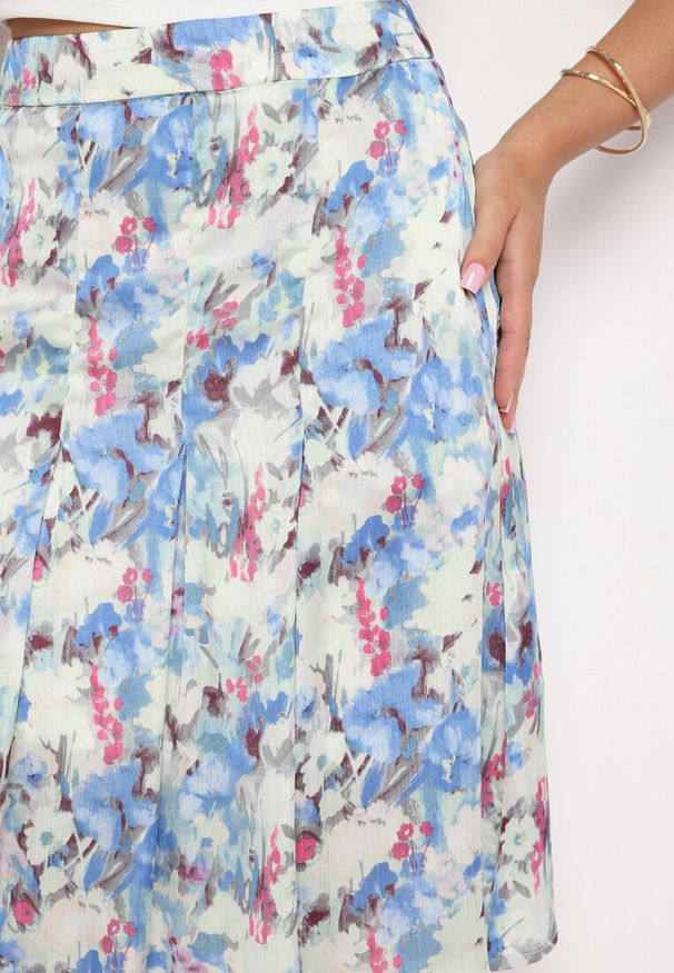 Born2be - Niebiesko-Biała Spódnica Rozkloszowana w Kwiatowy Print Hastaria. Okazja: na co dzień, na imprezę. Stan: podwyższony. Kolor: niebieski. Wzór: kwiaty, nadruk. Styl: casual, elegancki