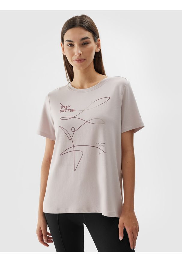 4f - T-shirt regular z modalem damski - beżowy. Kolor: różowy. Materiał: dzianina, skóra. Wzór: nadruk, gładki
