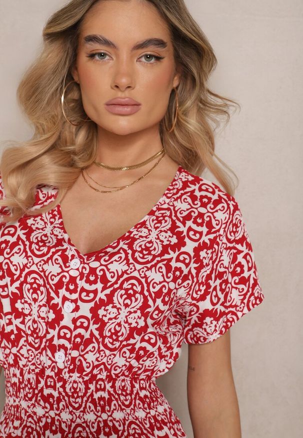 Renee - Czerwona Rozkloszowana Sukienka z Bawełny w Print Paisley Lanarisa. Okazja: na co dzień. Typ kołnierza: dekolt w kształcie V. Kolor: czerwony. Materiał: bawełna. Długość rękawa: krótki rękaw. Wzór: paisley, nadruk. Sezon: lato. Styl: casual, elegancki
