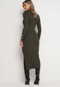 Born2be - Ciemnozielona Prążkowana Maxi Sukienka z Wiskozą Ozdobiona Guzikami i Rozcięciem Pollare. Kolor: zielony. Materiał: prążkowany, wiskoza. Wzór: aplikacja. Sezon: zima. Długość: maxi #5
