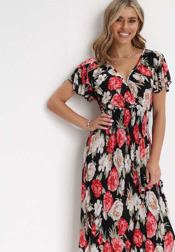 Born2be - Czarno-Czerwona Rozkloszowana Sukienka Maxi z Kopertowym Dekoltem i Marszczoną Gumką w Pasie Saera. Typ kołnierza: dekolt kopertowy, kołnierz z falbankami. Kolor: czerwony. Długość rękawa: krótki rękaw. Typ sukienki: kopertowe. Długość: maxi