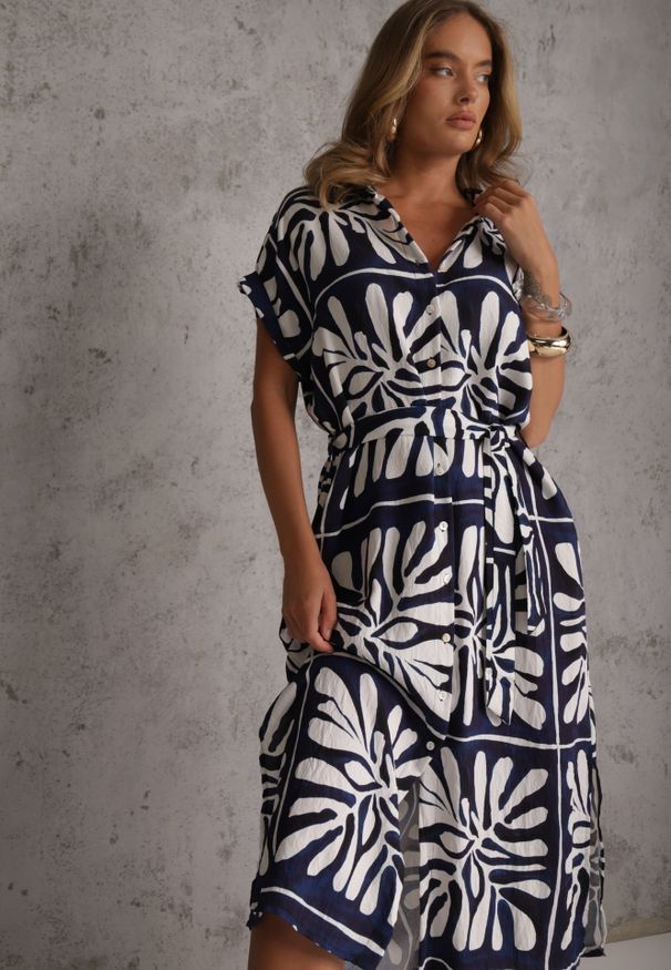 Renee - Granatowo-Biała Koszulowa Sukienka z Wiskozy w Graficzny Wzór Organiczny z Wiązanym Paskiem Nicote. Kolor: niebieski. Materiał: wiskoza. Wzór: nadruk. Sezon: lato. Typ sukienki: koszulowe