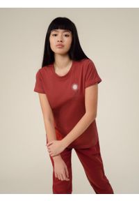 outhorn - T-shirt z nadrukiem damski - czerwony. Okazja: na co dzień. Kolor: czerwony. Materiał: bawełna, jersey. Wzór: nadruk. Styl: casual, klasyczny #8