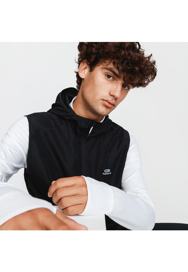 KIPRUN - Kamizelka do biegania męska Kiprun Run 100. Kolor: czarny. Materiał: tkanina, poliester, materiał. Długość rękawa: bez rękawów. Sport: bieganie