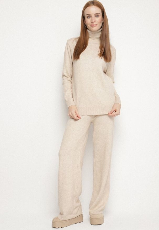 Born2be - Jasnobeżowy Dzianinowy Komplet z Wełną i Bawełną Spodnie i Sweter z Golfem Errele. Kolor: beżowy. Materiał: wełna, bawełna, dzianina. Sport: golf