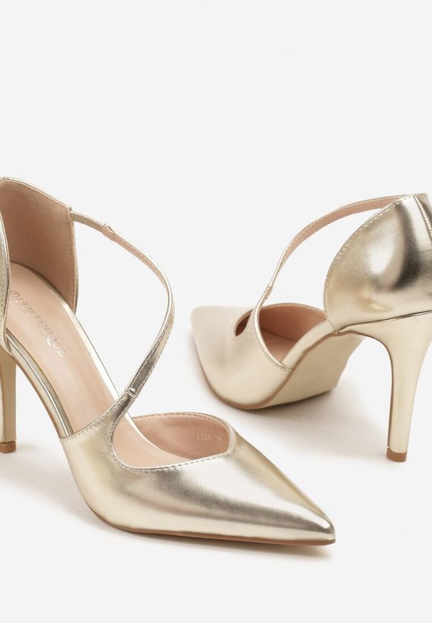 Born2be - Złote Szpilki z Geometrycznym Paskiem Nandellis. Okazja: na co dzień. Zapięcie: pasek. Kolor: złoty. Wzór: geometria. Obcas: na szpilce. Styl: elegancki, casual, klasyczny