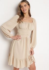 Born2be - Jasnobeżowa Sukienka Auxede. Typ kołnierza: dekolt kwadratowy. Kolor: beżowy. Materiał: tkanina. Długość rękawa: długi rękaw. Wzór: gładki #3