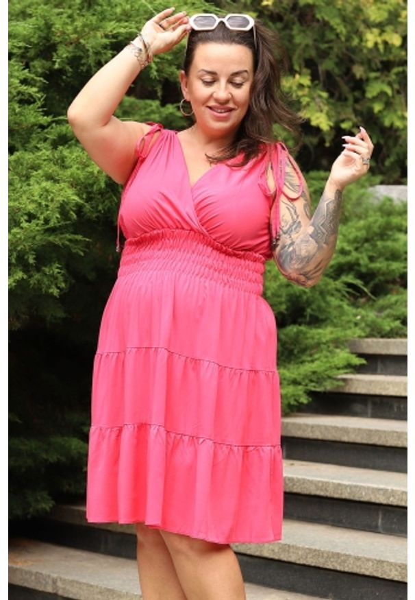 KARKO - Sukienka kobieca marszcona pod biustem z przewiewnej tkaniny wiskozowej JOELA różowa PROMOCJA. Okazja: do pracy, na co dzień. Typ kołnierza: dekolt kopertowy. Kolekcja: plus size. Kolor: różowy. Wzór: ażurowy. Typ sukienki: kopertowe, dla puszystych. Materiał: wiskoza, tkanina. Długość rękawa: na ramiączkach. Sezon: wiosna, lato. Styl: klasyczny, casual. Długość: midi