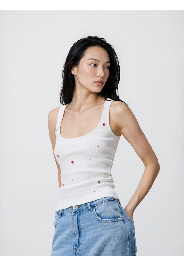 Reserved - Top z błyszczącymi aplikacjami - biały. Kolor: biały. Materiał: bawełna, dzianina. Wzór: aplikacja