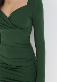 Born2be - Ciemnozielona Sukienka Evothee. Kolor: zielony. Materiał: dzianina, wiskoza. Długość rękawa: długi rękaw. Typ sukienki: kopertowe. Długość: mini #3