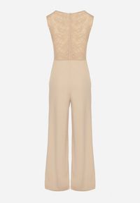 Born2be - Jasnobeżowy Kombinezon bez Rękawów z Metaliczną Ozdobą i Prostymi Nogawkami Karivalle. Okazja: na co dzień. Kolor: beżowy. Długość rękawa: bez rękawów. Wzór: aplikacja. Styl: casual, elegancki, klasyczny #3