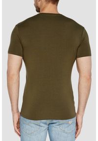 Guess - GUESS Zielony męski t-shirt z małym logo. Okazja: na co dzień. Typ kołnierza: dekolt w serek. Kolor: zielony. Materiał: bawełna, elastan. Długość rękawa: krótki rękaw. Długość: krótkie. Styl: elegancki, klasyczny, casual #5