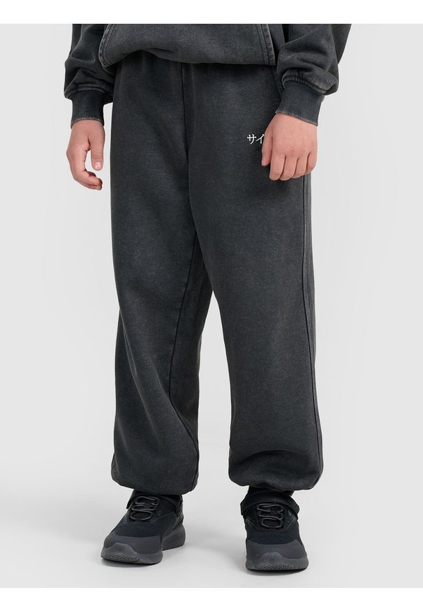 4f - 4F Spodnie dresowe joggery chłopięce - szare 134 (8-9 lat). Okazja: na co dzień. Kolor: szary. Materiał: dresówka. Wzór: nadruk, ze splotem, gładki. Sezon: lato. Styl: młodzieżowy, vintage, casual, sportowy