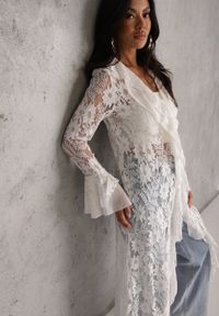 Renee - Biała Narzutka Sukienka Plażowa Boho z Koronki Ozdobiona Guzikami i Falbanami Palmeda. Okazja: na plażę. Kolor: biały. Materiał: koronka. Wzór: aplikacja, koronka. Sezon: lato. Typ sukienki: proste. Styl: boho #3