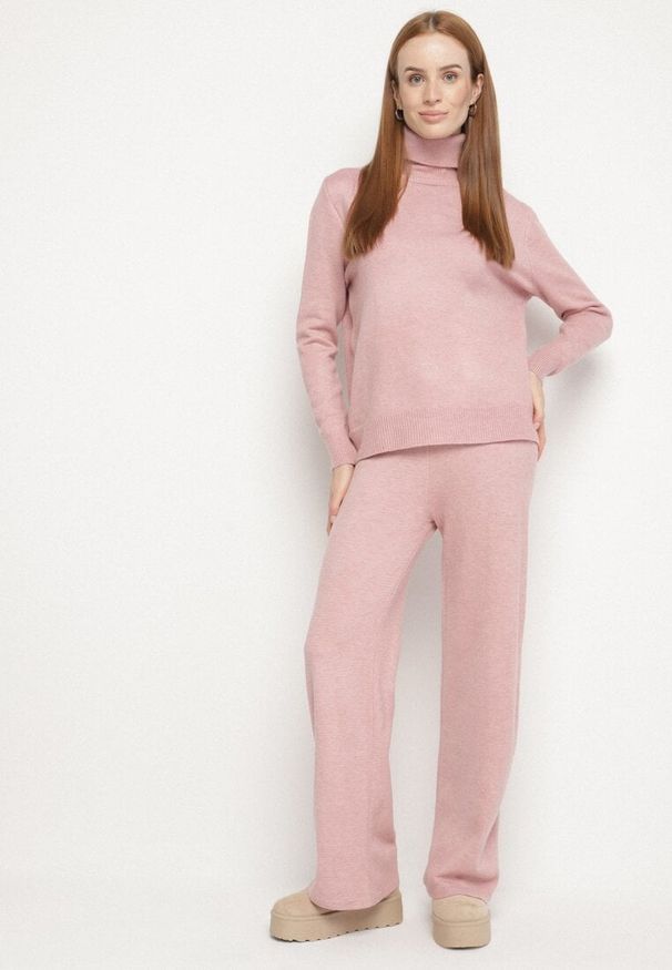 Born2be - Różowy Dzianinowy Komplet z Wełną i Bawełną Spodnie i Sweter z Golfem Errele. Kolor: różowy. Materiał: dzianina, bawełna, wełna