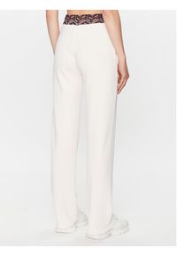 Guess Spodnie dresowe V3YB06 KB212 Biały Regular Fit. Kolor: biały. Materiał: dresówka, syntetyk
