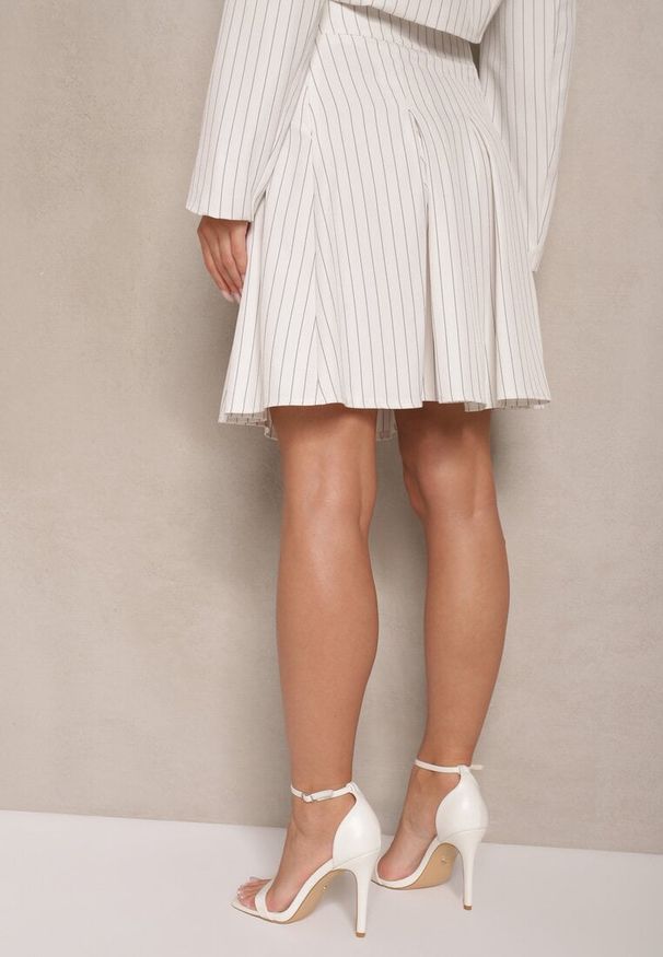 Renee - Biała Rozkloszowana Spódnica z Plisami Zdobiona Subtelnym Wzorem w Paski Redamira. Okazja: na co dzień. Kolor: biały. Wzór: aplikacja, paski. Styl: casual, elegancki