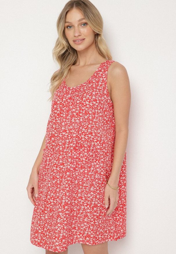 Born2be - Czerwona Sukienka w Kwiaty o Rozkloszowanym Kroju na Szerokich Ramiączkach Folarelle. Okazja: na co dzień. Kolor: czerwony. Długość rękawa: na ramiączkach. Wzór: kwiaty. Sezon: lato. Typ sukienki: rozkloszowane, proste. Styl: casual, elegancki