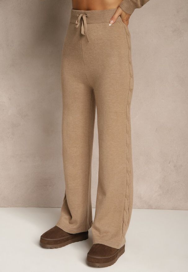 Renee - Ciemnobeżowy Komplet Dzianinowy z Wełną i Bawełną Szerokie Spodnie i Krótki Sweter Otisona. Kolor: beżowy. Materiał: wełna, bawełna, dzianina