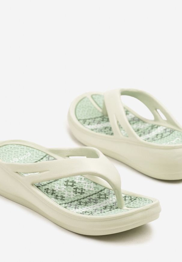Born2be - Jasnozielone Japonki z Pianki Zdobione Tłoczeniem i Printem przy Podeszwie Ulandoria. Okazja: na co dzień, na plażę, na spacer. Kolor: zielony. Wzór: aplikacja, nadruk. Sezon: lato. Obcas: na płaskiej podeszwie. Styl: wakacyjny, elegancki, casual
