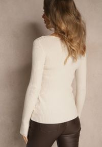 Renee - Jasnobeżowy Sweter z Dzianiny w Prążki z Dekoltem w Serek i Aplikacjami Rallenia. Okazja: na co dzień. Typ kołnierza: dekolt w serek. Kolor: beżowy. Materiał: dzianina. Długość rękawa: długi rękaw. Długość: długie. Wzór: aplikacja, prążki. Styl: casual #3