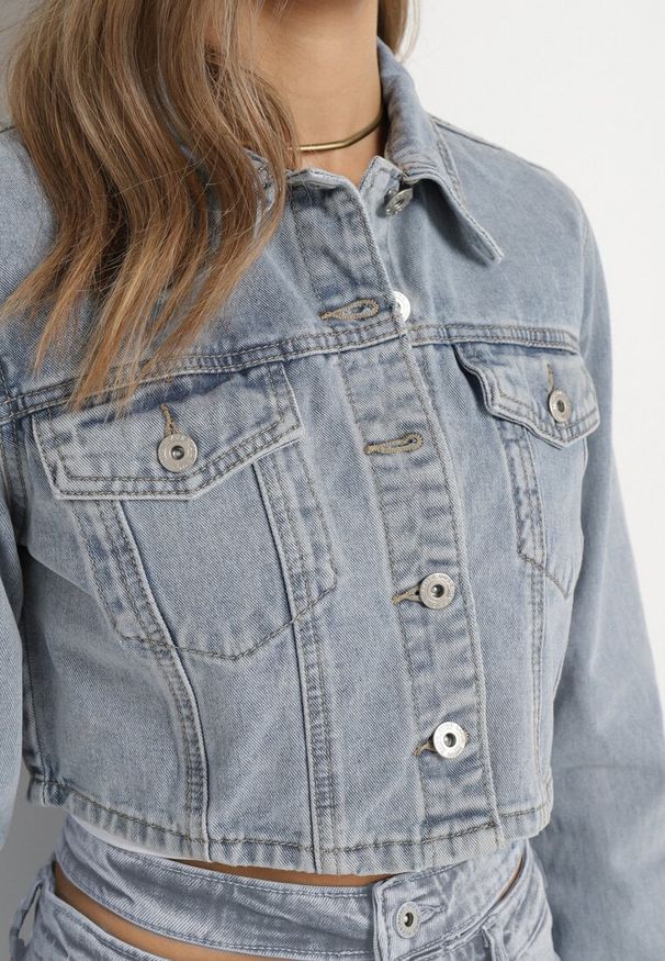 Born2be - Niebieska Kurtka Jeansowa Zapinana na Guziki z Kieszeniami Alldays. Okazja: na randkę, na co dzień. Kolor: niebieski. Materiał: jeans. Długość rękawa: długi rękaw. Długość: krótkie. Styl: elegancki, casual