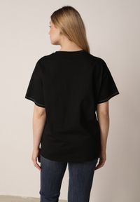 Born2be - Czarny Bawełniany T-shirt z Serduszkiem i Ozdobnymi Łańcuszkami Jynorin. Okazja: do pracy, na co dzień. Kolor: czarny. Materiał: bawełna. Wzór: aplikacja. Styl: elegancki, klasyczny, casual #6