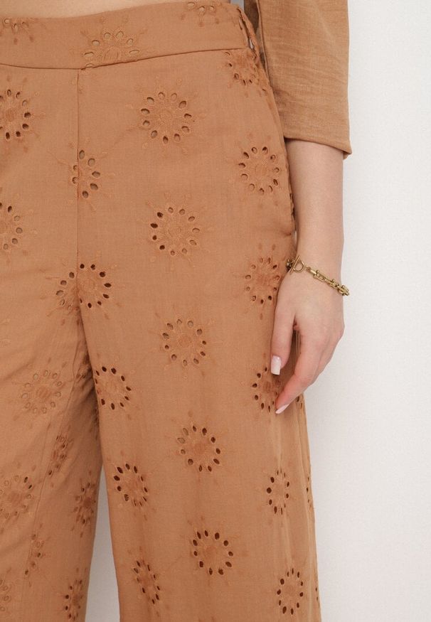 Born2be - Brązowe Bawełniane Spodnie o Prostym Kroju Zdobione Ażurowym Haftem Tolelina. Okazja: na spacer, na co dzień, do pracy. Kolor: brązowy. Materiał: bawełna. Wzór: ażurowy, haft, aplikacja. Styl: casual, elegancki