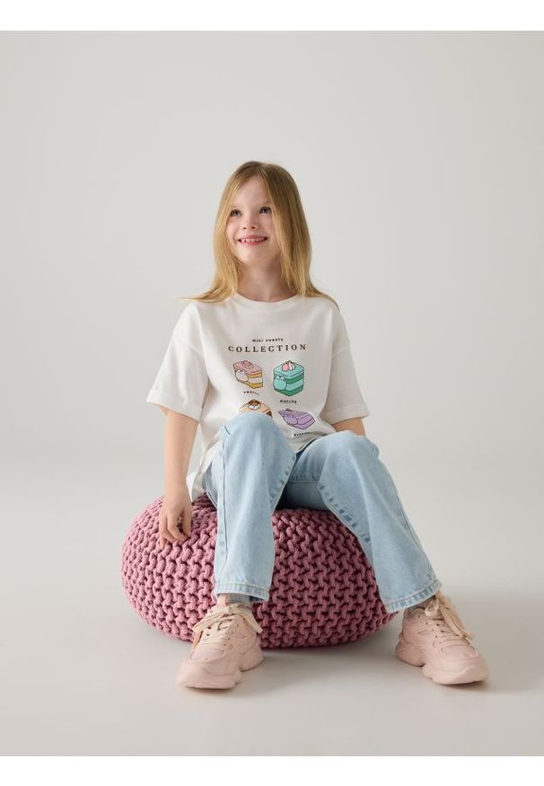 Reserved - T-shirt z nadrukiem Pusheen - złamana biel. Materiał: dzianina, bawełna. Wzór: nadruk