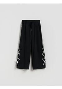 Reserved - Spodnie dresowe z kokardkami - czarny. Kolor: czarny. Materiał: dresówka
