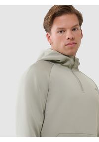 4f - 4F Bluza treningowa regular szybkoschnąca męska - khaki L. Okazja: na co dzień. Typ kołnierza: kaptur. Kolor: oliwkowy, brązowy, wielokolorowy. Długość: krótkie. Wzór: gładki, ze splotem. Materiał: dzianina, włókno, syntetyk, materiał, tkanina, elastan. Długość rękawa: raglanowy rękaw. Styl: klasyczny, sportowy, casual. Sport: fitness, bieganie
