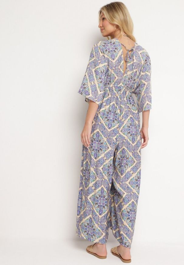 Born2be - Niebieski Kombinezon Boho z Gumką w Talii Wiązany na Plecach z Szerokimi Nogawkami Rodolia. Okazja: na co dzień. Kolor: niebieski. Długość rękawa: krótki rękaw. Długość: krótkie. Styl: boho