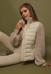 Born2be - Jasnobeżowa Kurtka Pikowana z Golfem i Dzianinowymi Rękawami Vertiera. Okazja: na co dzień. Typ kołnierza: golf. Kolor: beżowy. Materiał: dzianina. Styl: casual, elegancki