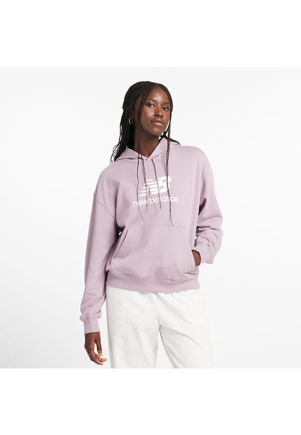 Bluza damska New Balance WT41504ICW – różowa. Okazja: na co dzień. Kolor: różowy. Materiał: prążkowany, dresówka, bawełna, materiał, poliester. Wzór: napisy. Styl: klasyczny, casual