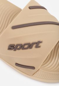 Born2be - Beżowe Klapki Basenowe na Grubej Podeszwie z Tłoczonymi Paskami i Napisem Menimisia. Okazja: na co dzień. Kolor: beżowy. Wzór: napisy. Sezon: lato. Styl: wakacyjny, casual, klasyczny, sportowy #5