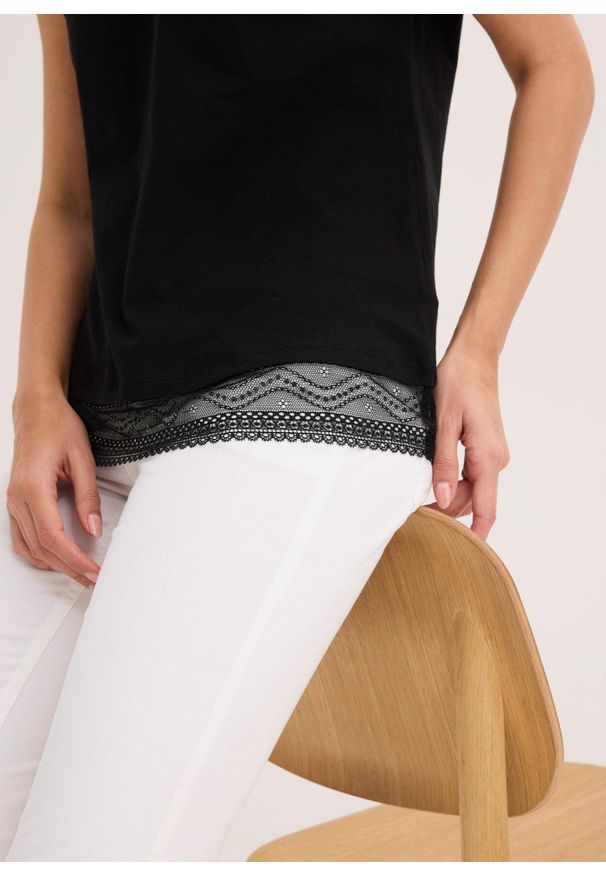 bonprix - Bawełniany T-shirt o kroju pudełkowym. Kolor: czarny. Materiał: bawełna, koronka. Długość rękawa: krótki rękaw. Długość: krótkie. Wzór: koronka