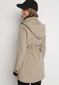 Born2be - Ciemnobeżowa Kurtka Parka ze Sznurkiem w Talii i Kapturem Teridi. Okazja: na co dzień, na spacer. Kolor: beżowy. Materiał: jeans. Długość rękawa: długi rękaw. Długość: długie. Styl: casual #3