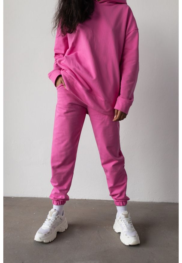 Marsala - Spodnie dresowe typu jogger w kolorze NEON PINK - DISPLAY. Stan: podwyższony. Materiał: dresówka. Styl: elegancki