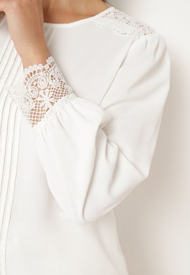 Born2be - Biała Retro Bluzka z Długim Rękawem Ozdobiona Marszczeniem i Haftem na Ramionach Meviana. Okazja: na co dzień. Kolor: biały. Materiał: tkanina. Długość rękawa: długi rękaw. Długość: długie. Wzór: aplikacja, haft. Styl: retro