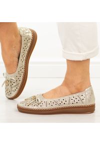 Złote ażurowe skórzane półbuty damskie Filippo Dp7664/26. Okazja: na co dzień. Kolor: złoty. Materiał: skóra. Szerokość cholewki: normalna. Wzór: ażurowy. Sezon: wiosna, lato. Styl: casual, elegancki #1