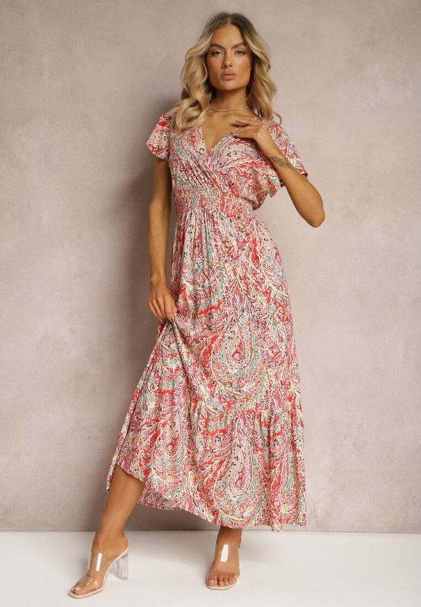 Renee - Czerwona Sukienka Boho z Metaliczną Nicią Kopertowym Dekoltem i Gumką w Talii Dilaria. Kolor: czerwony. Materiał: tkanina. Sezon: lato. Typ sukienki: kopertowe. Styl: boho