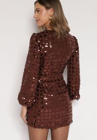 Born2be - Brązowa Kopertowa Sukienka z Wiązaniem Zdobiona Cekinami Wedelessa. Okazja: na sylwestra. Typ kołnierza: dekolt w serek. Kolor: brązowy. Materiał: futro, poliester. Wzór: aplikacja. Typ sukienki: kopertowe. Styl: klasyczny #5