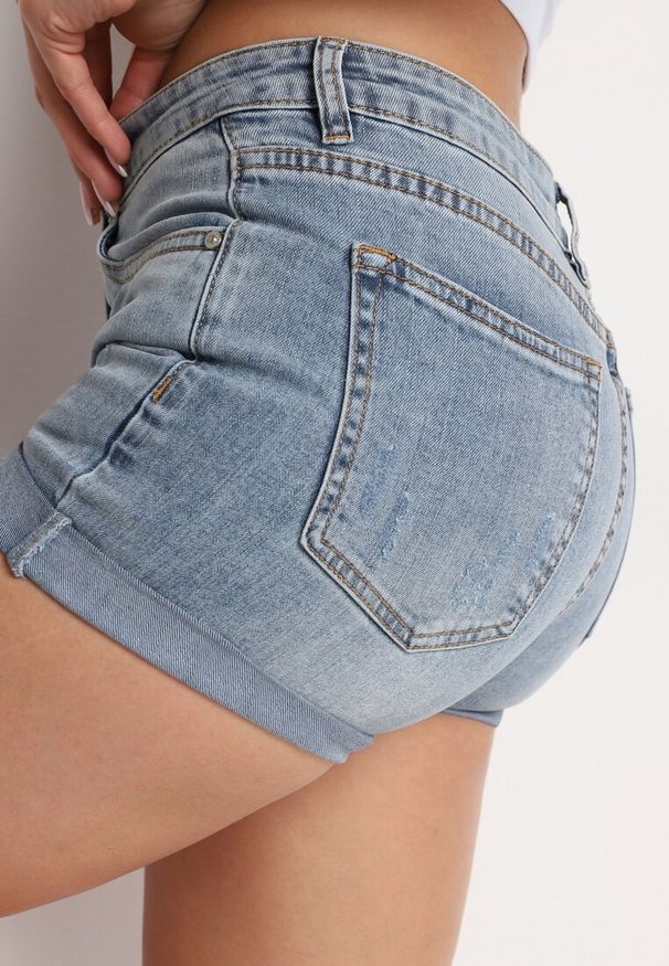 Born2be - Niebieskie Jeansowe Szorty z Przetarciami i Wysokim Stanem Nirefea. Okazja: na co dzień. Stan: podwyższony. Kolor: niebieski. Materiał: jeans. Styl: klasyczny, elegancki, casual