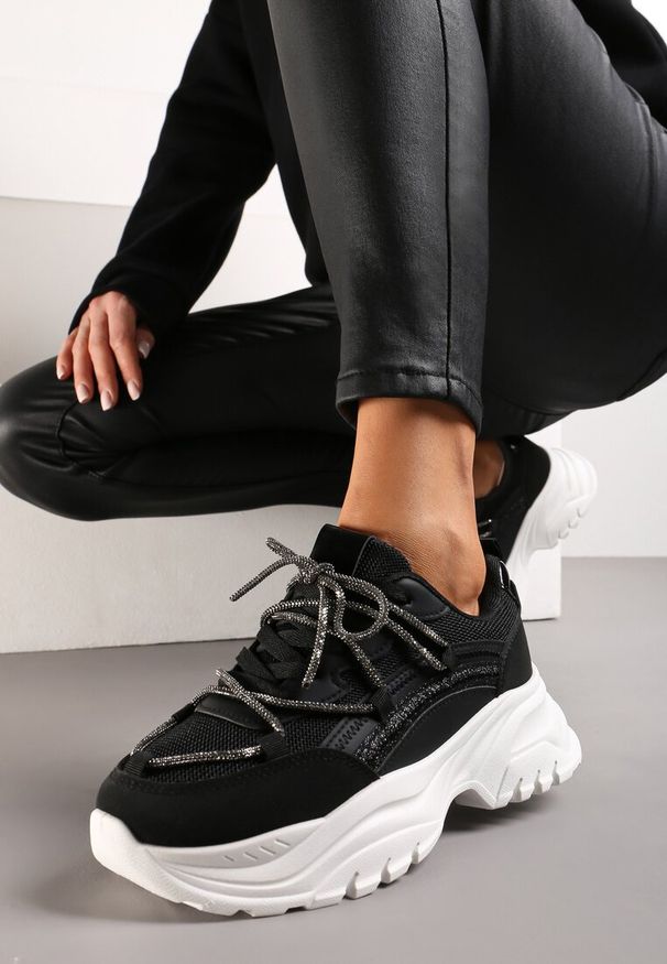 Renee - Czarne Sneakersy na Grubej Podeszwie Ozdobione Cyrkoniami i Brokatem Klineria. Kolor: czarny. Wzór: aplikacja