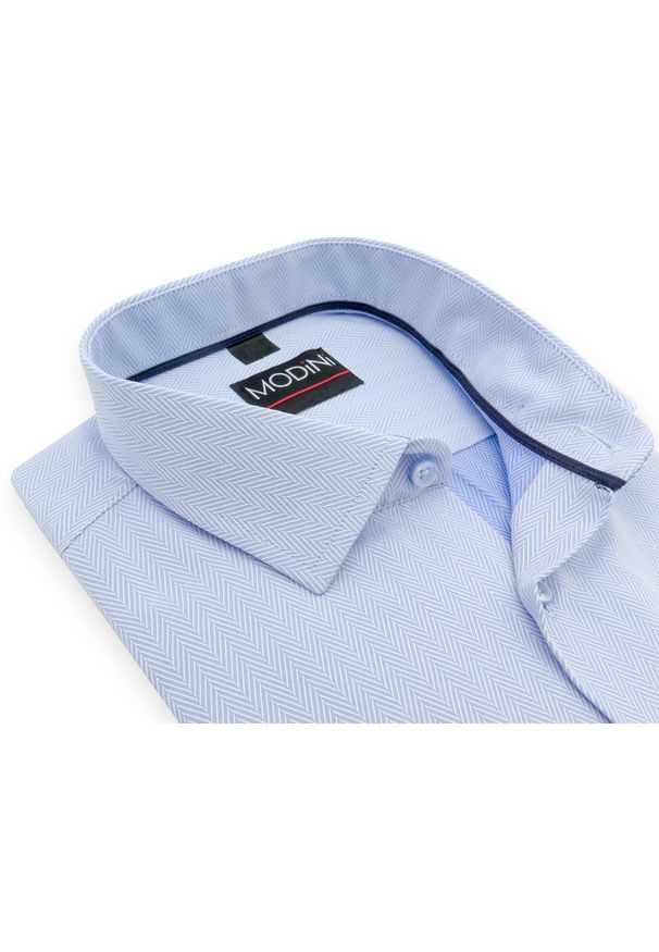 Modini - Błękitna koszula z krótkim rękawem w jodełkę YK10. Kolor: niebieski. Materiał: bawełna, poliester, tkanina. Długość rękawa: krótki rękaw. Długość: krótkie. Wzór: jodełka