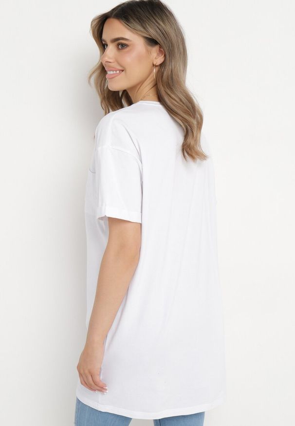 Born2be - Biały Bawełniany T-shirt o Klasycznym Fasonie z Kieszonką Asettia. Okazja: na co dzień, na spacer. Kolor: biały. Materiał: bawełna. Wzór: aplikacja. Styl: klasyczny