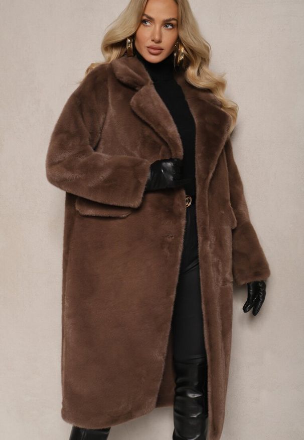 Renee - Brązowy Płaszcz z Futra z Zapięciem na Guziki i Wsuwanymi Kieszeniami Paritha. Okazja: na co dzień, na imprezę. Kolor: brązowy. Materiał: futro. Długość rękawa: długi rękaw. Długość: długie. Styl: klasyczny, casual, elegancki