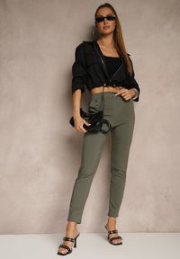 Renee - Ciemnozielone Spodnie z Wiskozą High Waist z Ozdobnymi Guzikami Redillia. Okazja: na co dzień, na spotkanie biznesowe. Stan: podwyższony. Kolor: zielony. Materiał: wiskoza. Styl: biznesowy, klasyczny, elegancki, casual #4