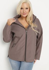 Born2be - Jasnobrązowa Kurtka o Prostym Kroju z Odpinanym Kapturem Nusanelis. Okazja: na co dzień. Kolekcja: plus size. Kolor: brązowy. Materiał: jeans. Styl: sportowy, klasyczny, elegancki, casual