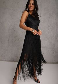 Renee - Czarna Sukienka Wieczorowa na Ramiączkach z Ozdobnymi Frędzlami Glystarish. Kolor: czarny. Długość rękawa: na ramiączkach. Styl: wizytowy. Długość: maxi #1
